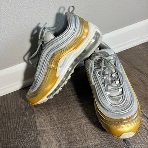 Nike air tennis shoes